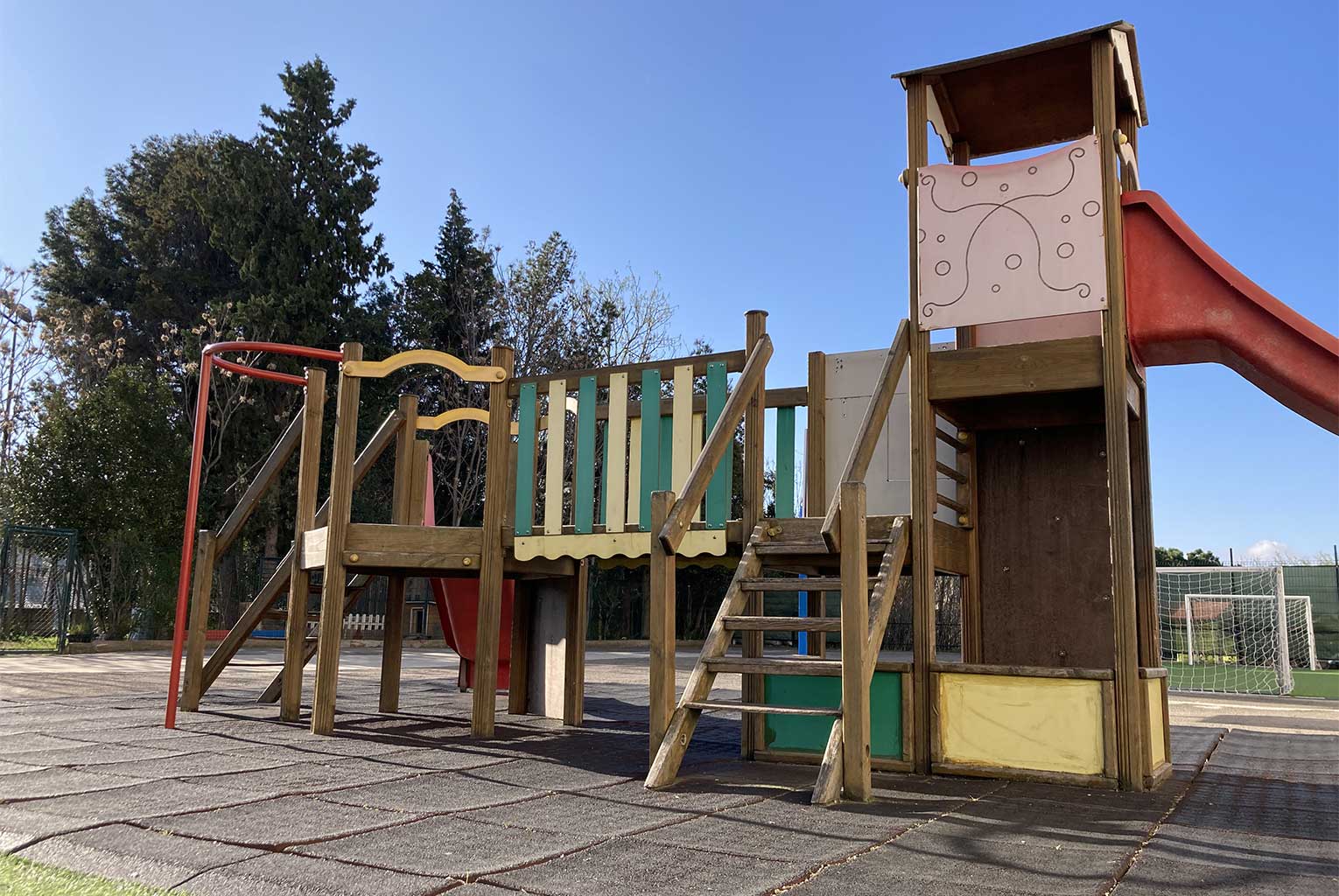 castillo de juego en el recreo de infantil