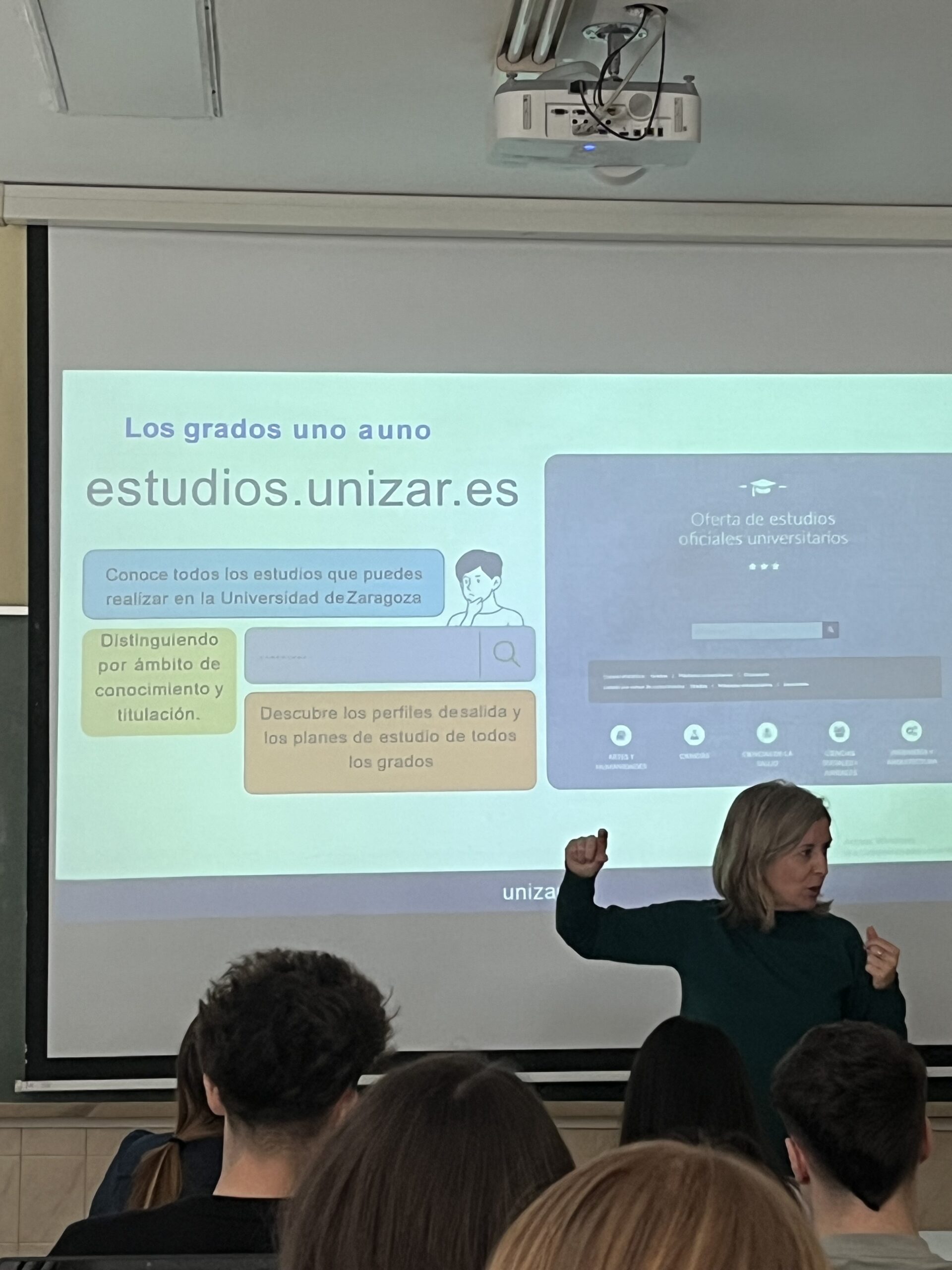 Representante de la Universidad de Zaragoza informa al alumnado de 2º bachillerato acerca de las salidas profesionales