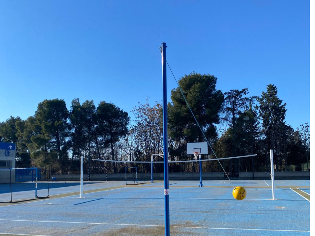 Patio del colegio concertado SAFA de Zaragoza con diversos elementos, con canastas, porterías y postes con  bolas giratorias