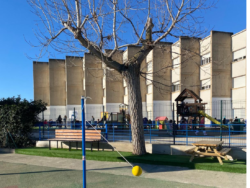 Patio de recreo del Colegio concertado SAFA de Zaragoza con mesas y bancos