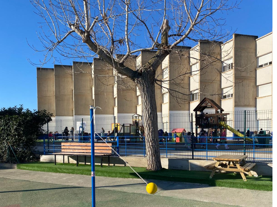 Patio de recreo del Colegio concertado SAFA de Zaragoza con mesas y bancos