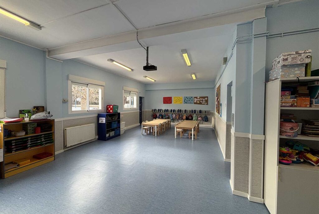 aula de infantil con ventanas y mesas