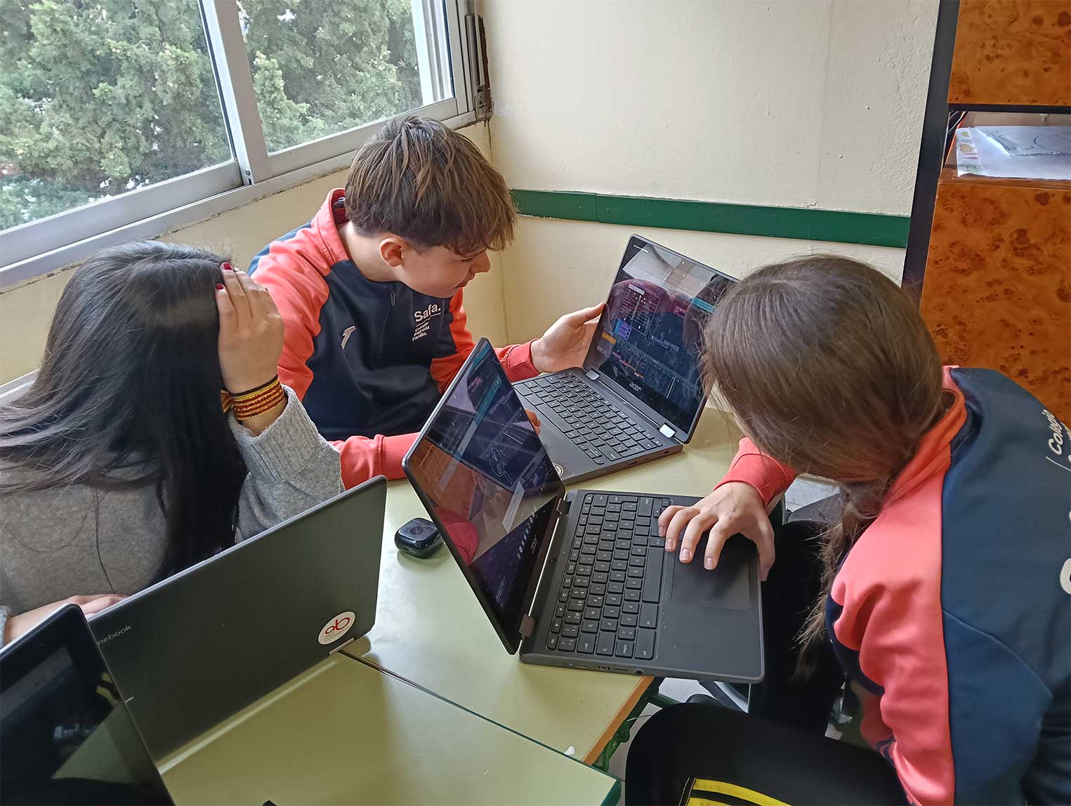 alumnos usando Chromebook
