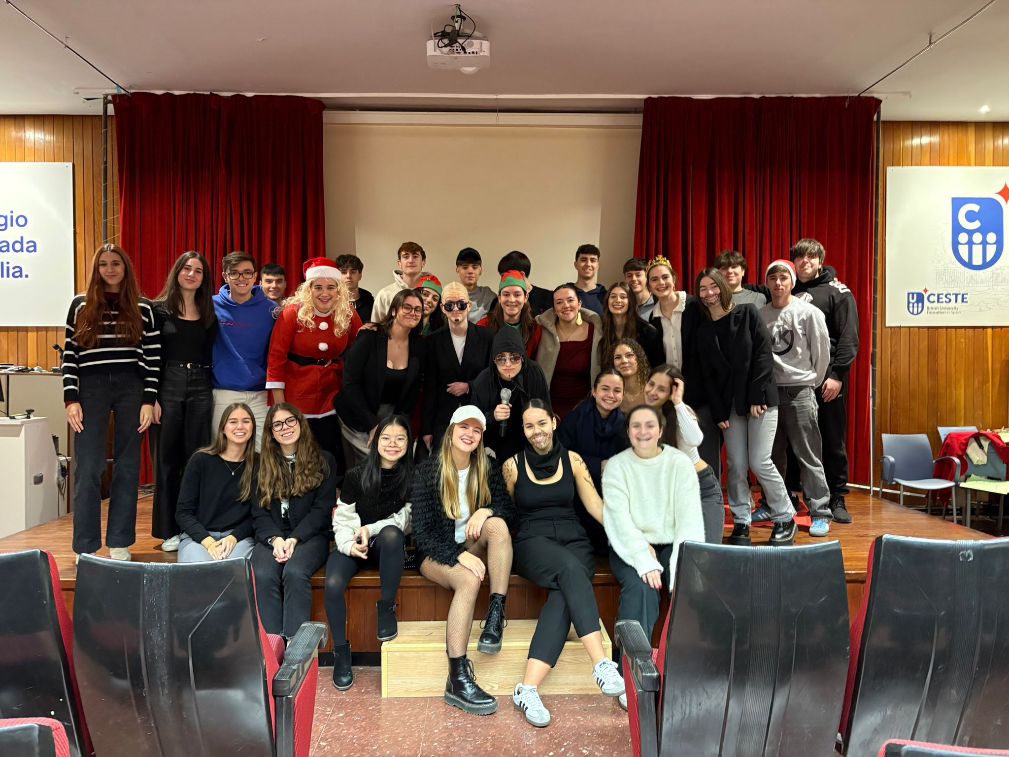 Alumnado de Bachillerato del colegio Sagrada Familia de Zaragoza posan en el escenario del Salón de actos después de la actuación de Navidad.