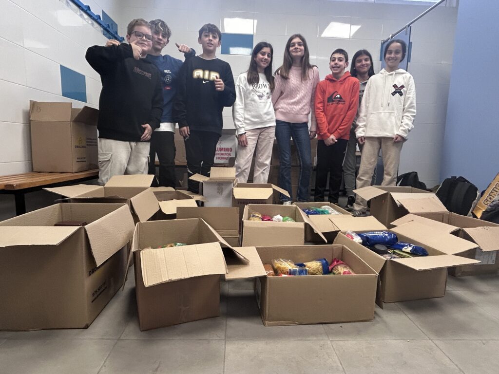Alumnado de 1º ESO muestra los alimentos de la campaña de recogida de alimentos en favor de la Fundación Federico Ozanam
