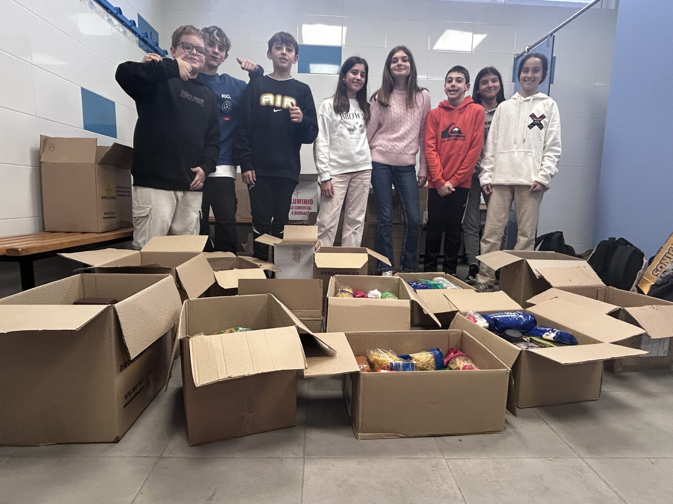 Alumnado de 1º ESO muestra los alimentos de la campaña de recogida de alimentos en favor de la Fundación Federico Ozanam