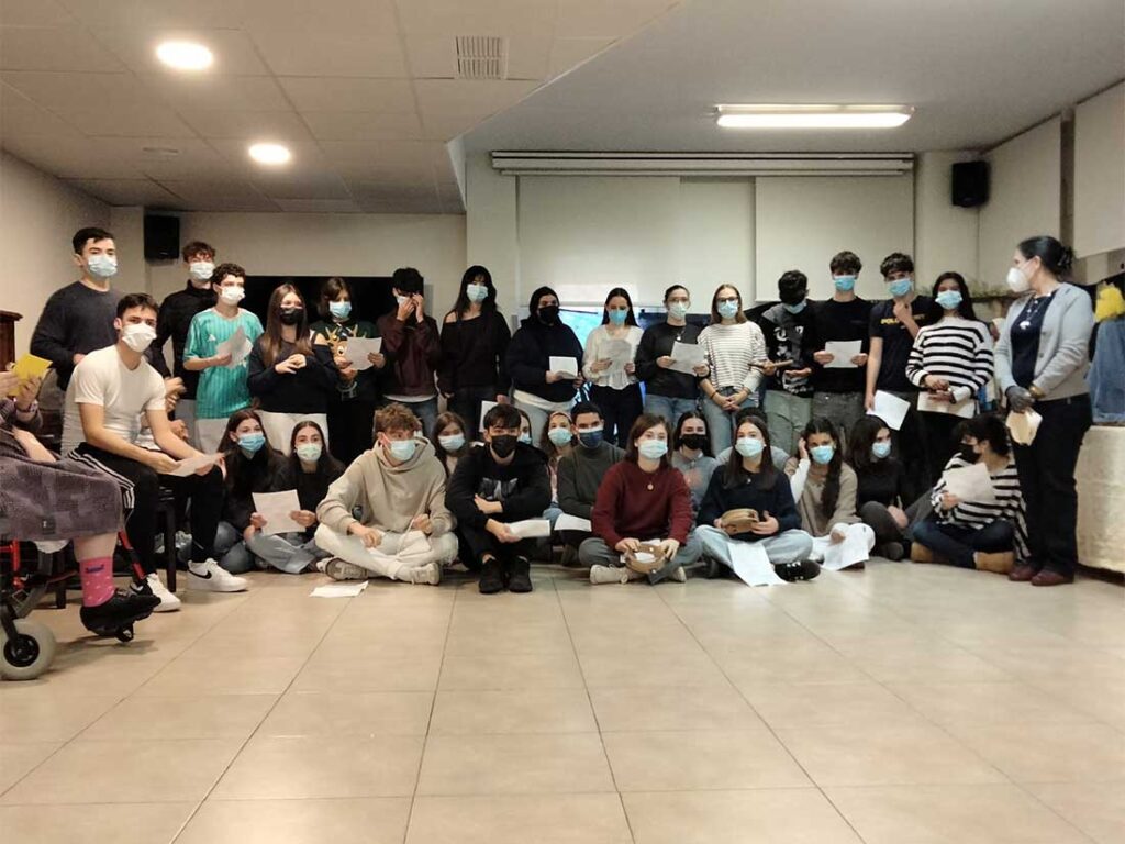 alumnos de bachillerato en la residencia de mayores por navidad