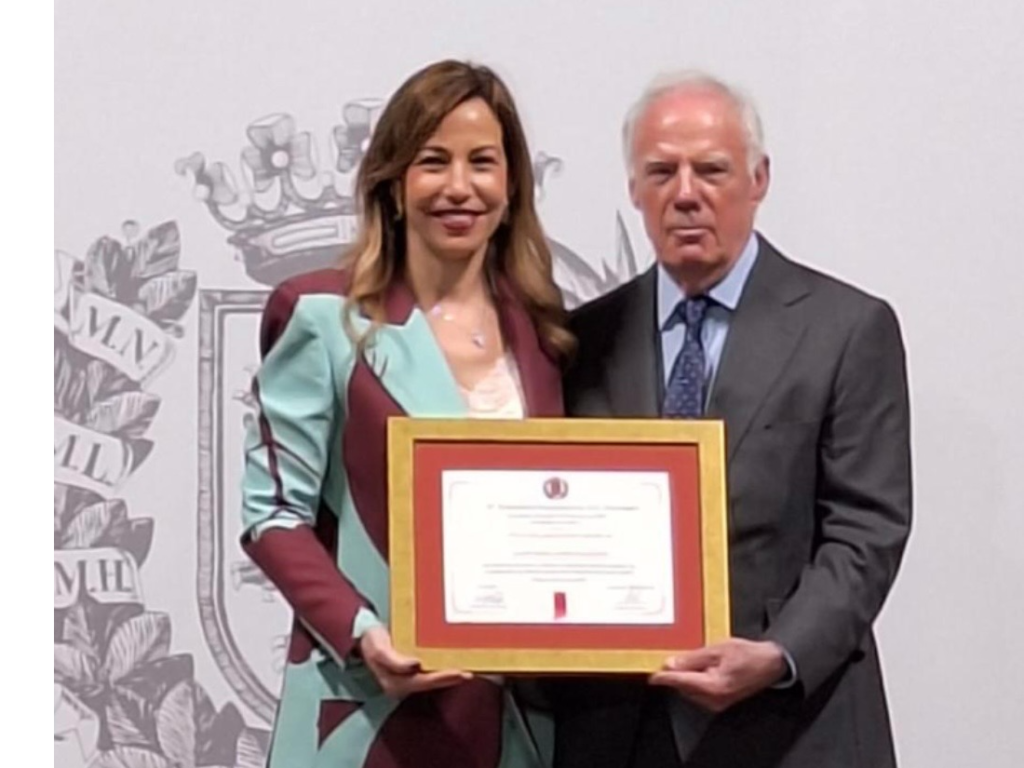 Nuestro presidente recibe el galardón de ciudadano ejemplar de manos de la alcaldesa de Zaragoza, Dª Natalia Chueca