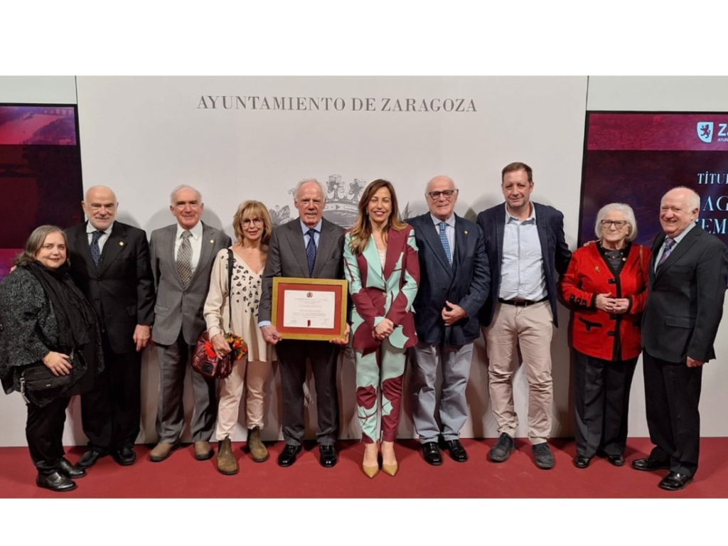 La familia de nuestro Presidente posa junto a la alcaldesa de la ciudad