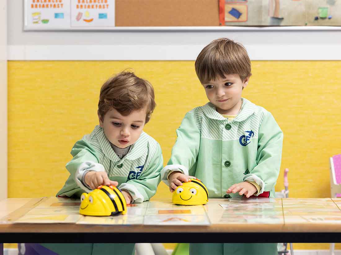 niños de infantil trabajando con una beebot